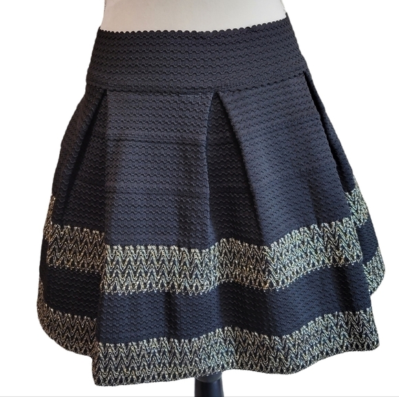 GINGER G Anthropologie Black Mini Skirt With Gold Thread Detail Sz L - Picture 2 of 7